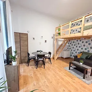 https://colorful-apartment-next-to-gozsdu-and-synagogue.inbudapesthotels.com